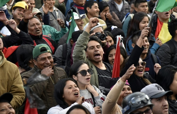 Multido participa do comcio do lder opositor regional boliviano Luis Fernando Camacho, em 7 de novembro de 2019, em La Paz. (Foto: AFP)