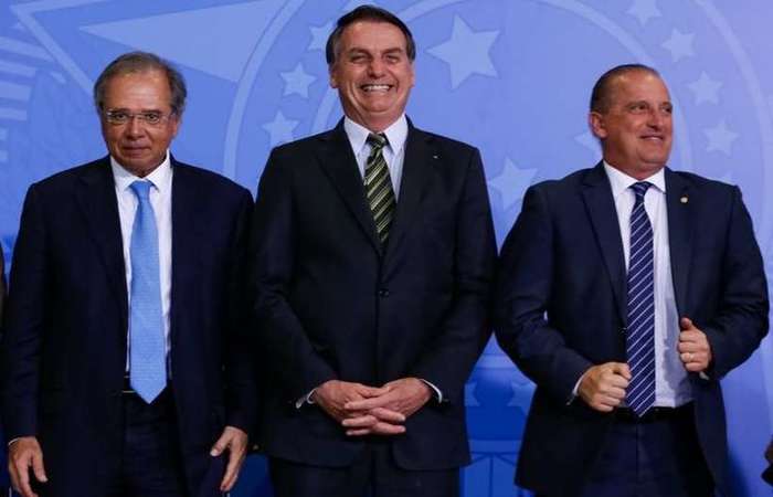 Bolsonaro, com Guedes e o ministro da Casa Civil, Onyx Lorenzoni, durante lanamento do programa: pessoas com 55 anos ou mais ficaram fora da carteira Verde Amarela (Carolina Antunes/PR)