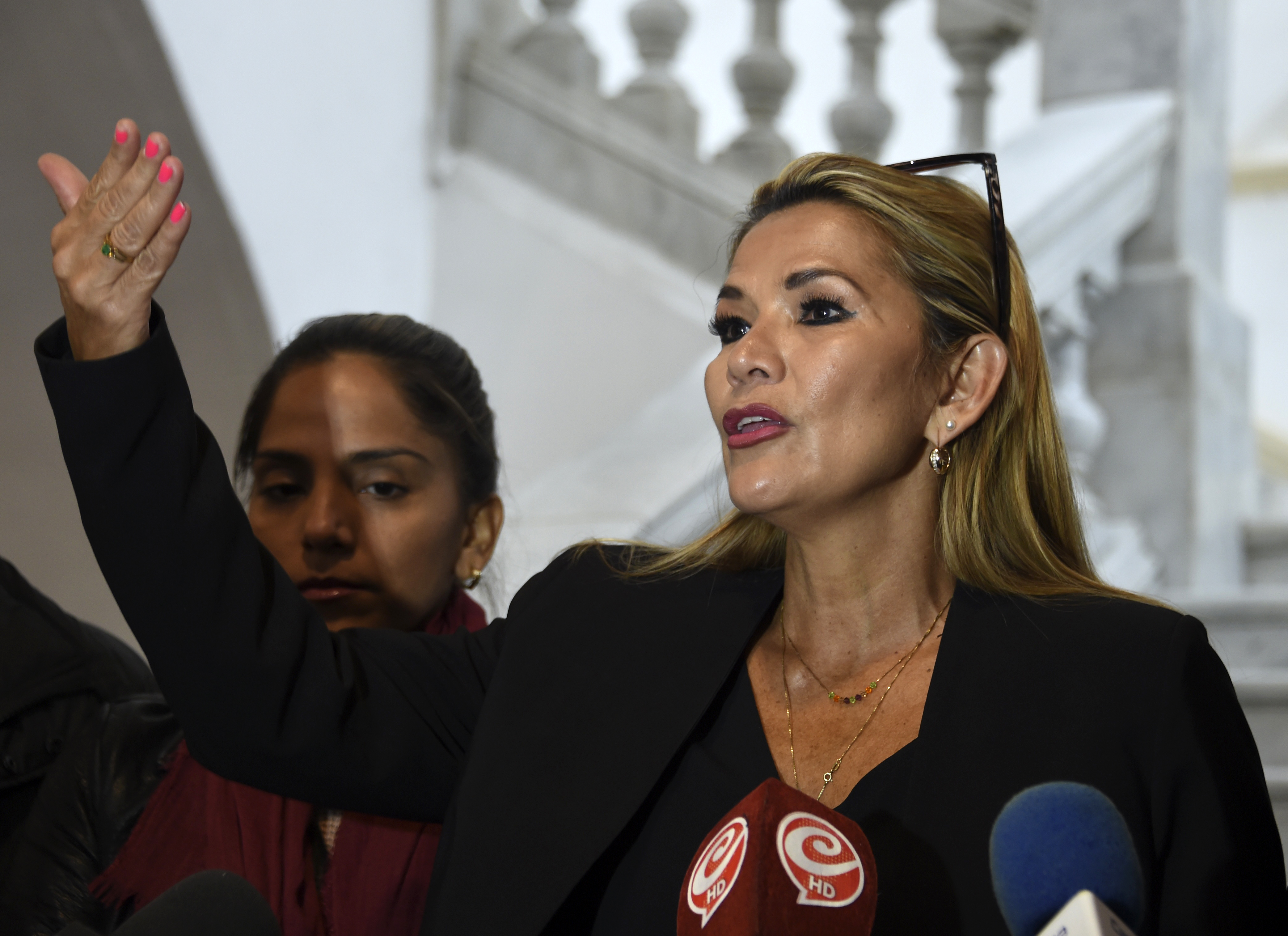 A senadora deve suceder a Morales como presidente interina, e prometeu convocar novas eleies para acabar com a crise poltica (Foto: AIZAR RALDES / AFP)