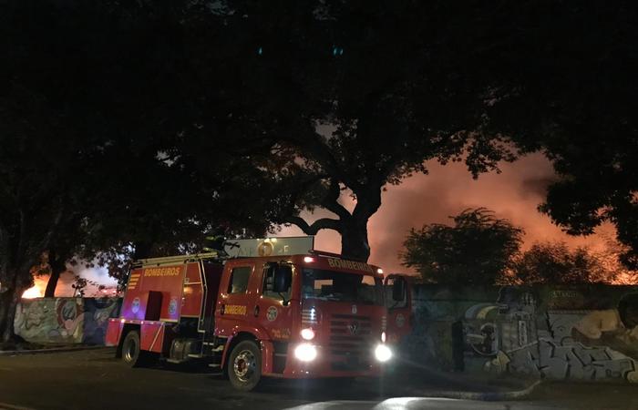 Bombeiros ainda no tm informaes sobre a origem das chamas  (Foto: Julliana Brito/ Esp DP)