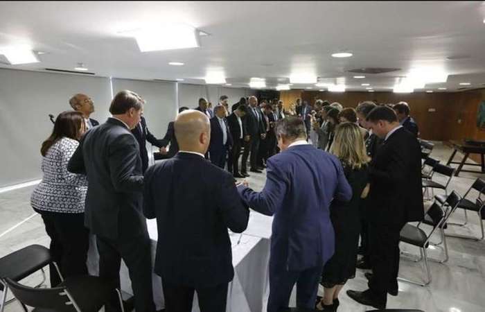 Bolsonaro e aliados fazem orao durante o encontro: expectativa de que partido esteja criado at maro
 (Reproduo/Internet)