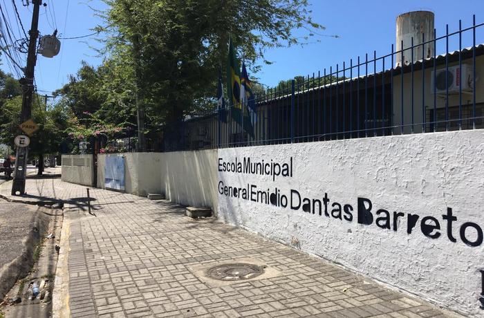 Escola fica localizada na Avenida da Saudade, no bairro de Santo Amaro. (Foto: Mariana Fabrcio/DP.)