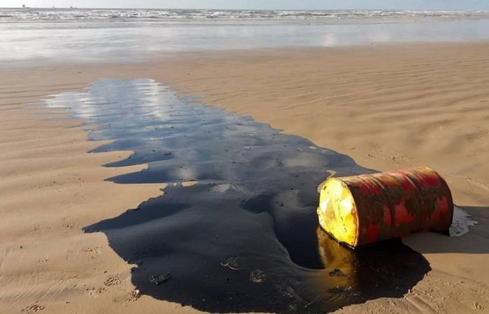 As ações de limpeza das praias do Nordeste estão concentradas em Mamucabinhas, em Pernambuco; Japaratinga, Barra de São Miguel, Coruripe, Feliz Deserto e Piaçabu, em Alagoas, e Cairu e Guaiu, na Bahia. (Foto: AFP) As ações de limpeza das praias do Nordeste estão concentradas em Mamucabinhas, em Pernambuco; Japaratinga, Barra de São Miguel, Coruripe, Feliz Deserto e Piaçabu, em Alagoas, e Cairu e Guaiu, na Bahia. (Foto: AFP)