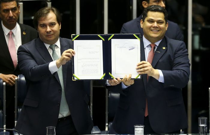 Os presidentes da Cmara, Rodrigo Maia, e do senado, Davi Alcolumbre, durante promulgao da Previdncia. (Foto: Marcelo Camargo/Agncia Brasil)