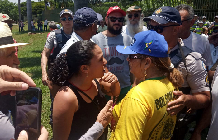 Apoiadores pr-Guaido e Maduro discutem em frente  embaixada da Venezuela em Braslia (Foto: JORDI MIRO / AFP)