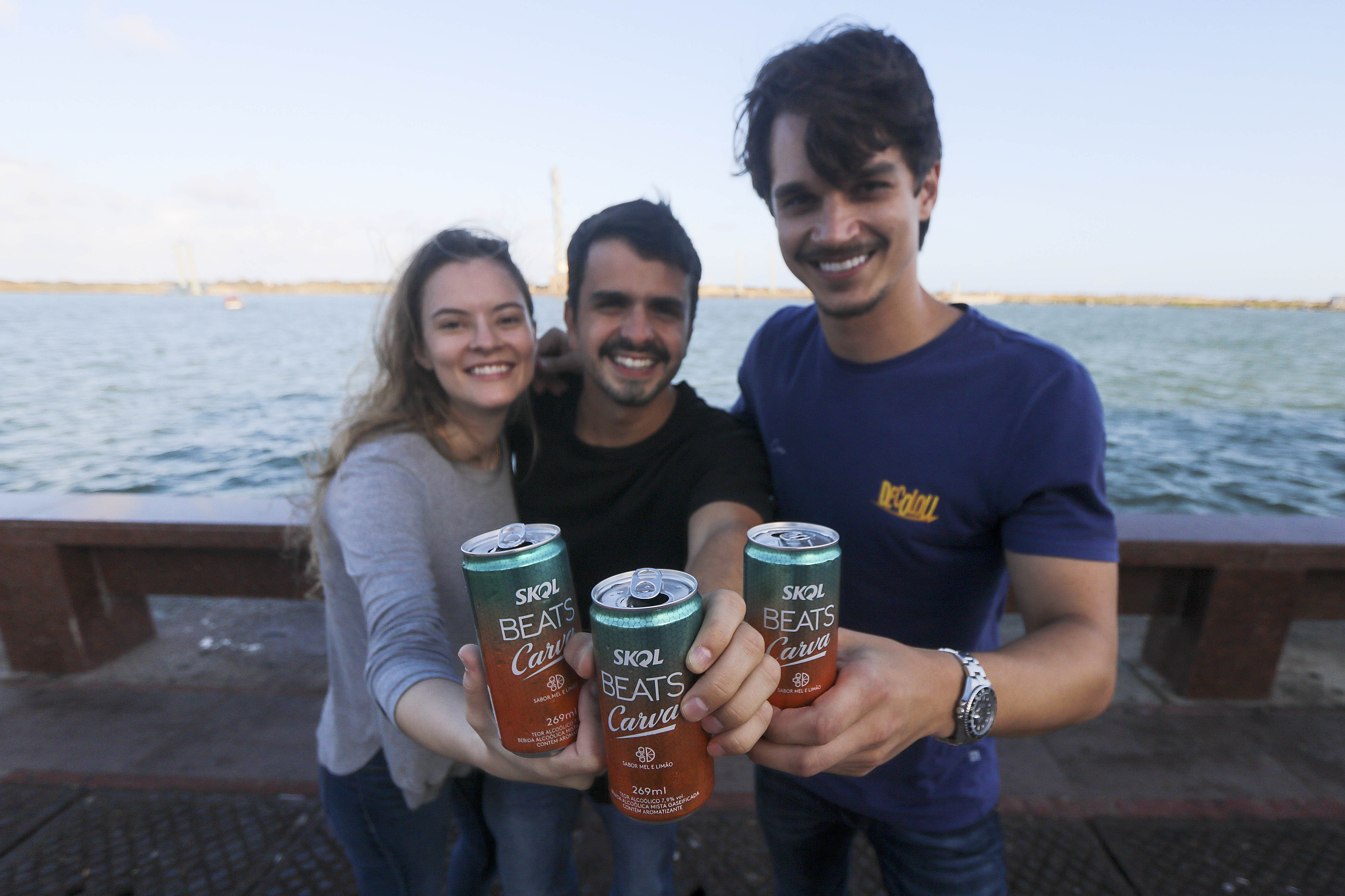 Ismnia, Maurcio e Victor apresentam a nova bebida com sabor de limo e mel.  (Foto: Tarciso Augusto / Esp. DP Foto.)