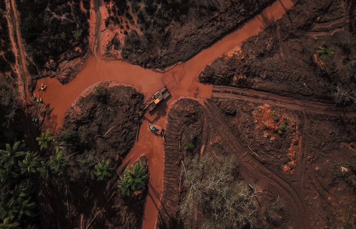 As buscas na rea atingida pela lama que desceu aps o rompimento da barragem entraram nesta quarta em seu 293 dia (Foto: Douglas MAGNO / AFP)