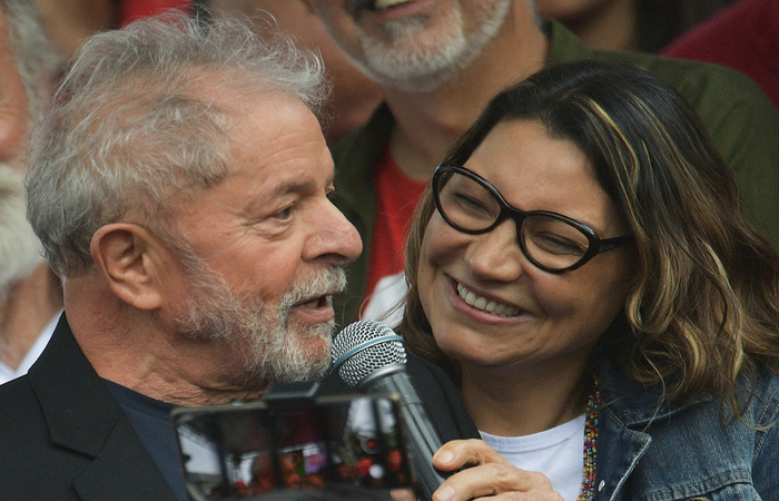 Aps deixar a cela da PF em Curitiba, Lula deu um beijo em Janja. (Foto: Carl de Souza/AFP)