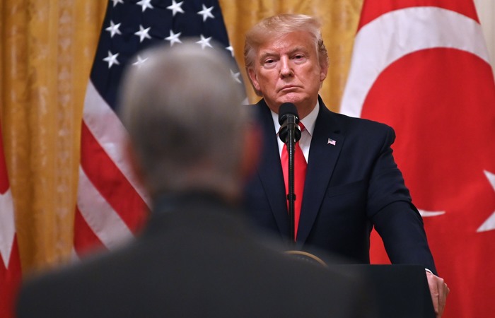 Nesta nova etapa do processo, a oposio quer angariar apoio  narrativa de que Trump atuou de forma irregular ao pressionar o presidente da Ucrnia, Volodimir Zelenski (Foto: JIM WATSON / AFP)