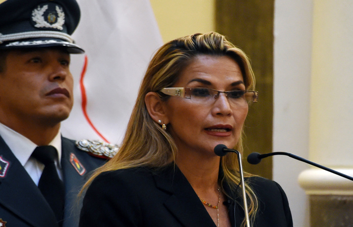 Em pronunciamento, Jeanine Aez afirmou que "a nica coisa que os bolivianos querem  viver em paz" (Foto: AIZAR RALDES / AFP)