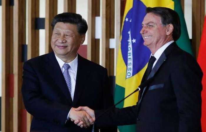 Xi Jinping, com Jair Bolsonaro, ao fim do encontro bilateral: para o presidente brasileiro, a China "faz parte do futuro do Brasil"
 (AFP/Sergio LIMA)