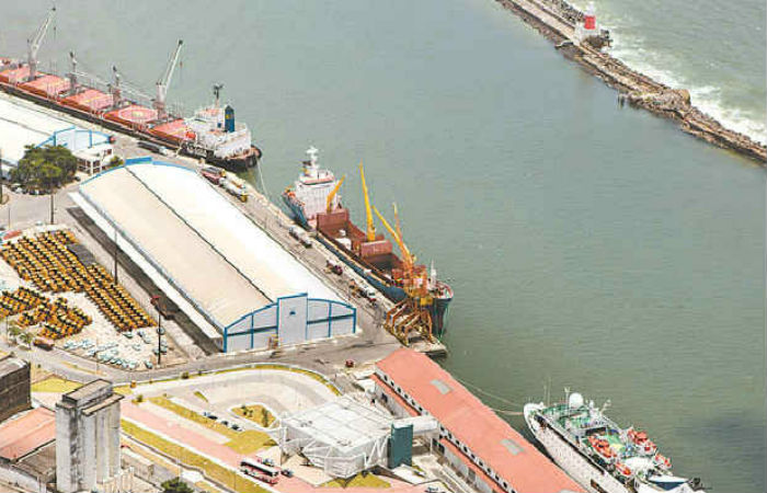 O ancoradouro registrou crescimento de 53,5%, no ms de outubro e a expectativa  que movimente 14% a mais do que 2018. Destaque para a exportao de mais de 40 mil toneladas de acar para a Amrica do Norte e a frica. (Foto: Porto do Recife /Divulgao)