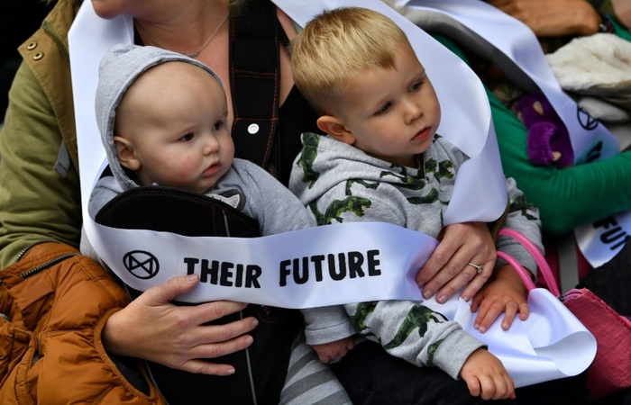 Mes protestam com seus bebs em Londres, em ao contra a mudana climtica convocada pelo grupo Extino da Rebelio. (Foto: AFP)