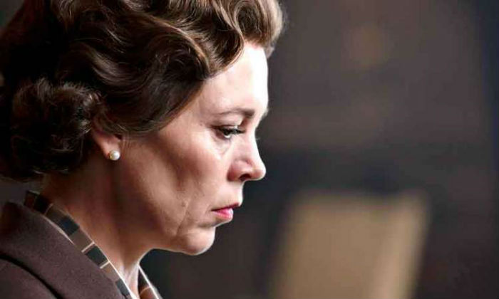 A atriz britnica Olivia Colman interpreta a tensa e reprimida Elizabeth II.
 (Foto: Sophie Mutevelian/Divulgao.)