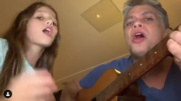 Enquanto o ator tocava violão e acompanhava na voz, a menina fazia uma performance da canção (Foto: Reprodução Instagram) Enquanto o ator tocava violão e acompanhava na voz, a menina fazia uma performance da canção (Foto: Reprodução Instagram)