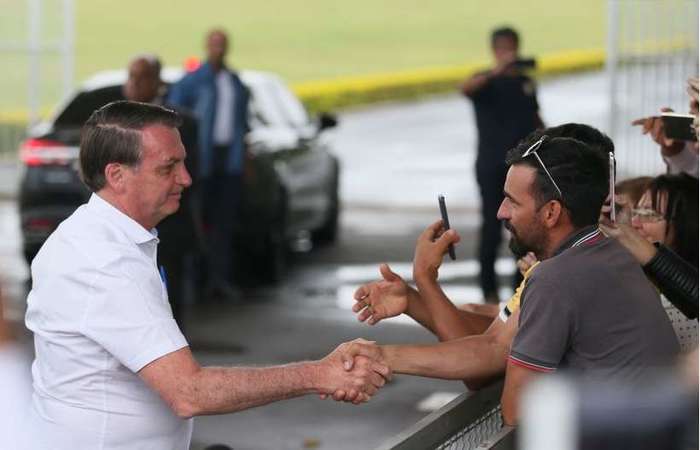 Bolsonaro cumprimenta visitantes no Palcio do Alvorada: em meio  presso de servidores, governo sinaliza novo adiamento de proposta (Jose Cruz/Agencia Brasil)