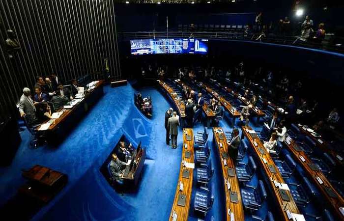 Proposta paralela, que inclui os servidores de estados e municípios em novas regras de aposentadoria deve ser votada amanhã no plenário do Senado, mas com resistência (Marcelo Camargo/Agencia Brasil) Proposta paralela, que inclui os servidores de estados e municípios em novas regras de aposentadoria deve ser votada amanhã no plenário do Senado, mas com resistência (Marcelo Camargo/Agencia Brasil)