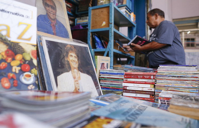 Antnio Sales, 77, lembra dos tempos de lucro alto com a venda de livros. (Foto: Leandro de Santana/esp.DP)