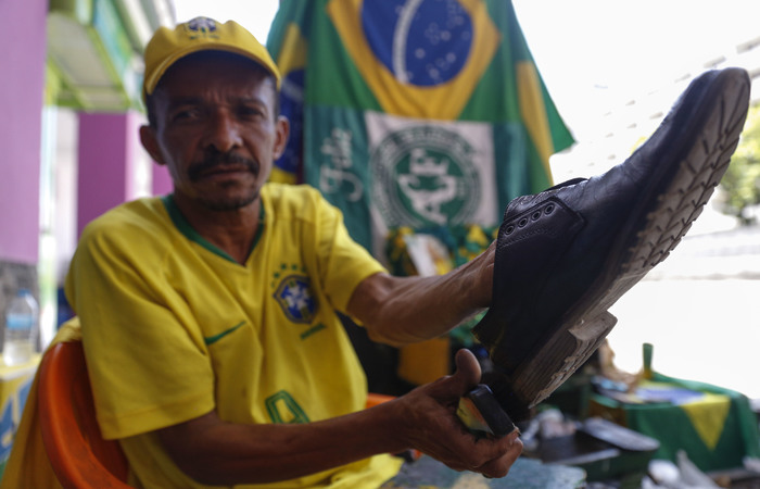 O sapateiro Brasil  simbolo da Avenida Guararapes. (Foto: Leandro de Santana/esp.DP)