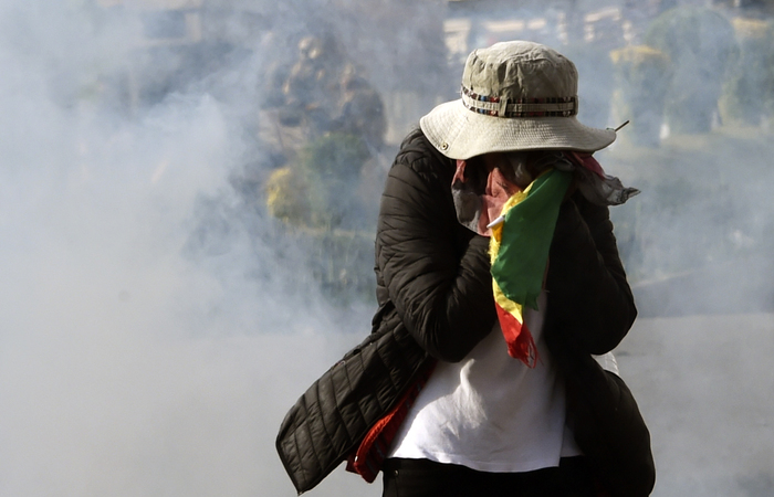 Uma tentativa de acordo mediada ontem pela polcia fracassou e o bloqueio continua. (Foto: Aizar Raldes/AFP
)