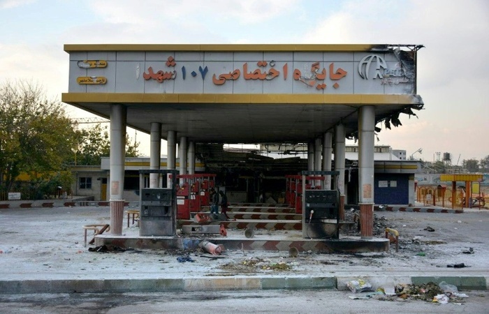 Posto de gasolina incendiado por manifestantes em Eslamshahr, perto de Teer. (Foto: AFP)