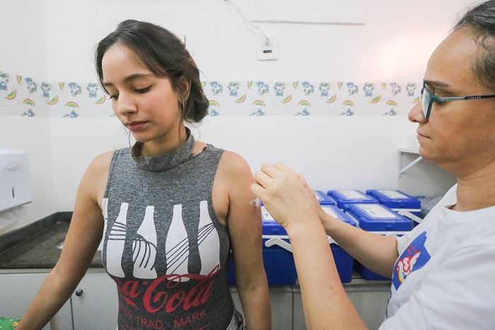 Maria Eduarda Mendes, 21 anos, levou filha a policlnica e aproveitou para se vacinar contra o sarampo. (Foto: Tarciso Augusto / Esp. DP Foto)
