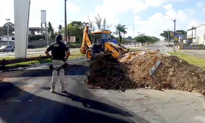 Protesto fecha BR-101 na divisa entre Igarassu e Abreu e Lima - Diário de Pernambuco