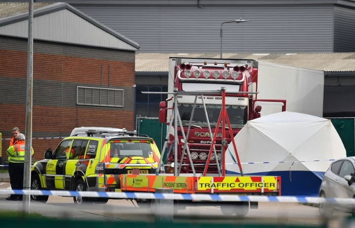 Caminho com 39 corpos encontrado em Grays, ao leste de Londres. (Foto: AFP)