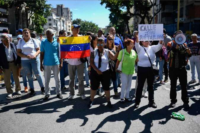 Ao menos 100 pessoas estiveram presentes na central avenida Libertador em manifestao. (Foto: Federico Parra/AFP)