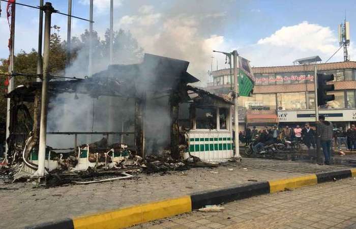 Dois postos de gasolina foram queimados e depois cercados pela polcia. (Foto: AFP)