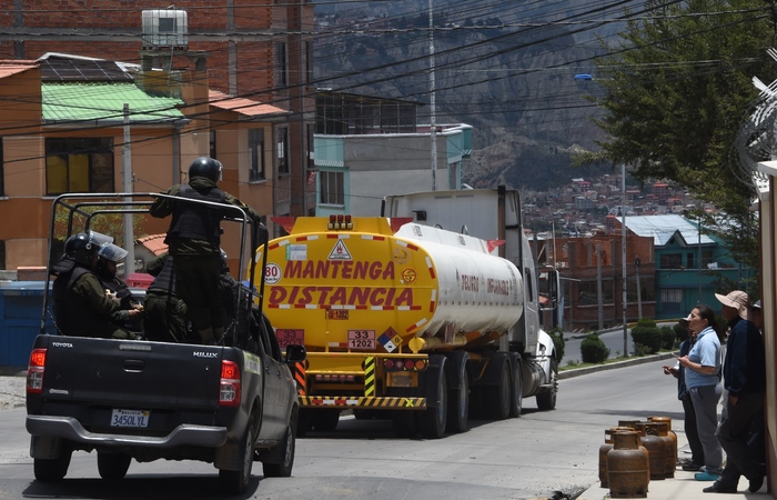 Os manifestantes ocupavam o local havia alguns dias e impediam a sada dos caminhes-tanques que deveriam levar combustvel para La Paz -a capital est afetada por uma grave crise de abastecimento (Foto: AFP)