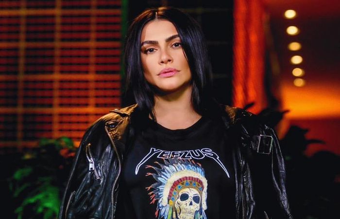 Durante a entrevista, que foi gravada no apartamento de Sabrina em São Paulo, a atriz e cantora também falou sobre os desafios de ter pais famosos (Foto: Reprodução/Instagram) Durante a entrevista, que foi gravada no apartamento de Sabrina em São Paulo, a atriz e cantora também falou sobre os desafios de ter pais famosos (Foto: Reprodução/Instagram)