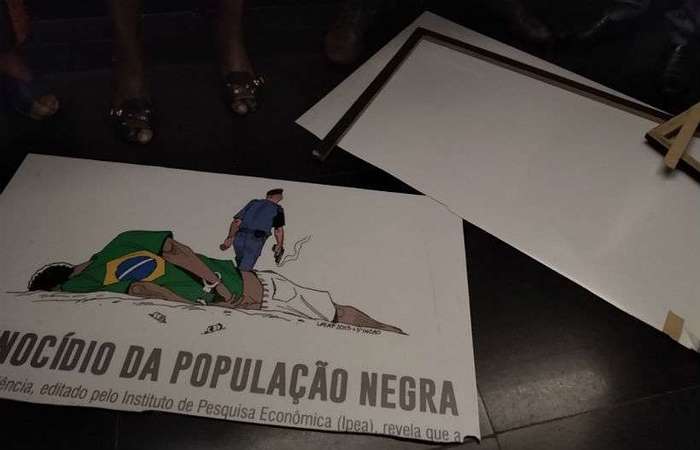 Nesta tera-feira, a placa foi arrancada e rasgada pelo deputado Coronel Tadeu. (Foto: Reproduo/Twitter)