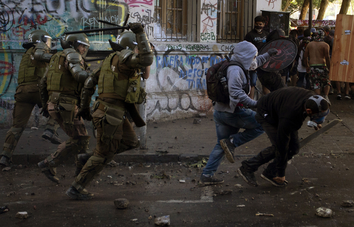 Estão sendo investigados pelo menos mil casos de abusos, incluindo tortura e violência sexual, por parte da polícia e das Forças Armadas (Foto: CLAUDIO REYES / AFP) Estão sendo investigados pelo menos mil casos de abusos, incluindo tortura e violência sexual, por parte da polícia e das Forças Armadas (Foto: CLAUDIO REYES / AFP)