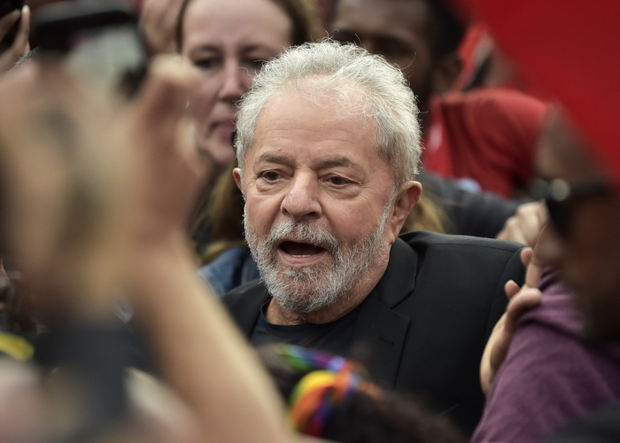 A defesa de Lula diz que teve de se manifestar nas alegações finais, última ação antes da sentença, ao mesmo tempo que os delatores do petista. (Foto: Carl de Souza/AFP) A defesa de Lula diz que teve de se manifestar nas alegações finais, última ação antes da sentença, ao mesmo tempo que os delatores do petista. (Foto: Carl de Souza/AFP)