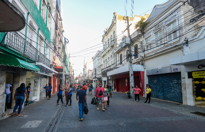 Movimentao na Rua da Imperatriz est morna, em pleno fim de ano. (Foto: Tarciso Augusto/Esp. DP.)