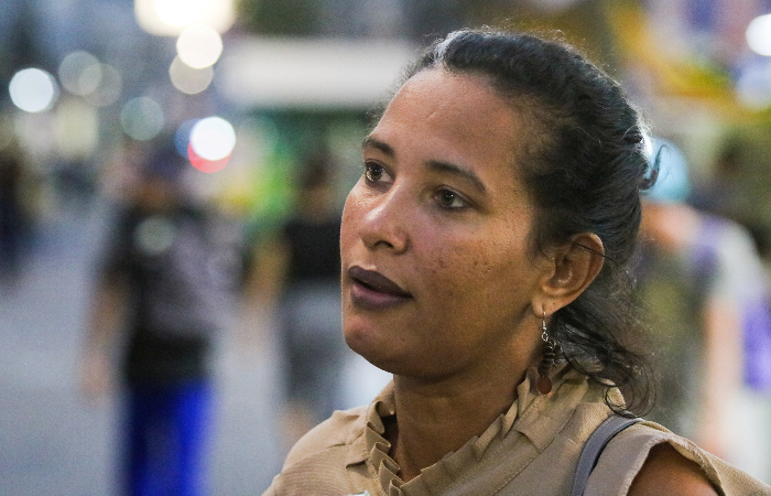 "O que era essa rua, hein?", lamenta a estudante de pedagogia Vernica Diogo. (Foto: Tarciso Augusto/Esp. DP.)