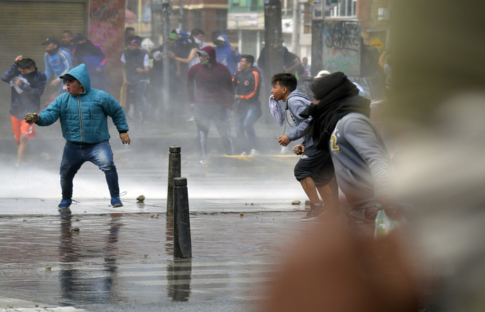 Na região sul da capital Bogotá foram registrados confrontos entre manifestantes e policiais, perto de estações de transporte público (Foto: RAUL ARBOLEDA / AFP) Na região sul da capital Bogotá foram registrados confrontos entre manifestantes e policiais, perto de estações de transporte público (Foto: RAUL ARBOLEDA / AFP)