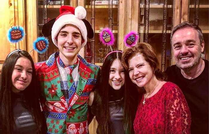 Gugu ao lado de Rose Miriam e dos trs filhos no Natal de 2017 (Reproduo/Instagram)
