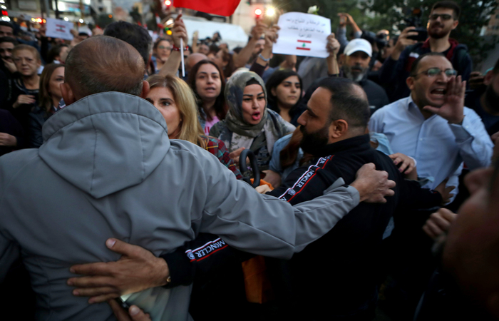 Na noite de domingo (24), integrantes dos movimentos xiitas Hizbullah e Amal atacaram os participantes de um ato no centro Beirute (Foto: Patrick BAZ / AFP)