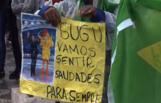 Fãs e admiradores prestam homenagens ao apresentador. (Foto: Reprodução/TV)