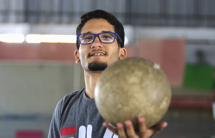 Aluno de licenciatura em educação física da UPE, Wellton Melo afirma que o diferencial da escola integral está no projeto pedagógico. (Foto: Tarciso Augusto/Esp. DP.)