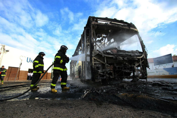 nibus da empresa Cidade Alta, que fazia a linha Rio Doce-Princesa Isabel, pegou fogo depois de uma pane no motor. (Foto: Anderson Freire/Cortesia
)