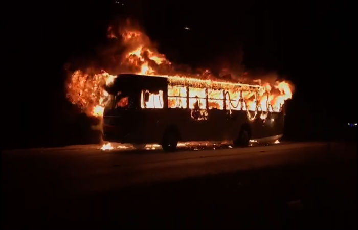 nibus incendiado na PE-15, em Paulista, no dia 25 de novembro deste ano.
 (Foto: WhstsApp/Cortesia.)