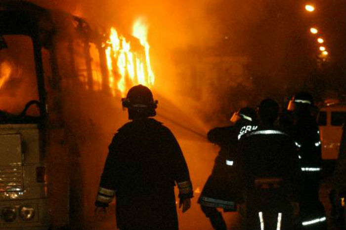 nibus incendiado aps jogo no Recife em 2006.  (Foto: Edvaldo Rodrigues/Arquivo DP)