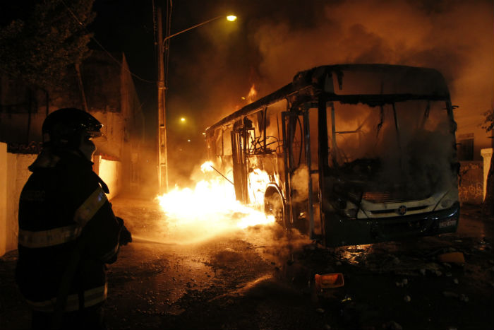 Manifestao em agosto de 2013 termina com nibus em chamas no Centro do Recife. (Foto: RicardoFernandes/Arquivo DP)