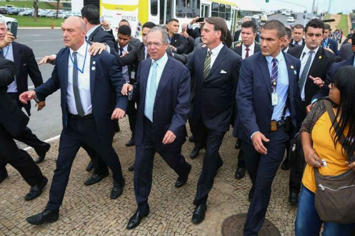 Bolsonaro e Guedes, após entregarem ao Congresso o pacote de emendas para controlar. (Foto: Sergio Lima/AFP.) Bolsonaro e Guedes, após entregarem ao Congresso o pacote de emendas para controlar. (Foto: Sergio Lima/AFP.)