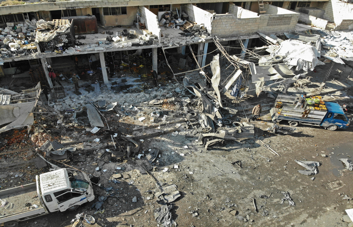 Os ataques atingiram sobretudo o mercado de Maaret al Numan, deixando 13 mortos, segundo a mesma fonte (Foto: Omar HAJ KADOUR / AFP) Os ataques atingiram sobretudo o mercado de Maaret al Numan, deixando 13 mortos, segundo a mesma fonte (Foto: Omar HAJ KADOUR / AFP)