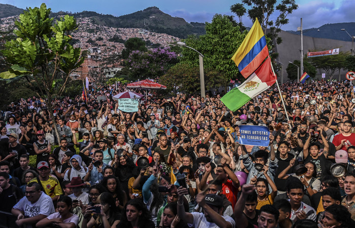 Pessoas comparecem a um concerto em apoio à greve contra o governo do presidente colombiano Ivan Duque, em Medellín, Colômbia, durante o décimo dia consecutivo de protestos (Foto: JOAQUIN SARMIENTO / AFP) Pessoas comparecem a um concerto em apoio à greve contra o governo do presidente colombiano Ivan Duque, em Medellín, Colômbia, durante o décimo dia consecutivo de protestos (Foto: JOAQUIN SARMIENTO / AFP)