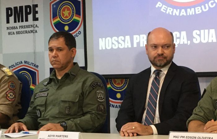 O tenente-coronel Marcos Ramalho e o delegado Adyr Almeida detalharam prises realizadas no ltimo fim de semana, em Olinda e Paulista. (Foto: Diogo Cavalcante/DP.)